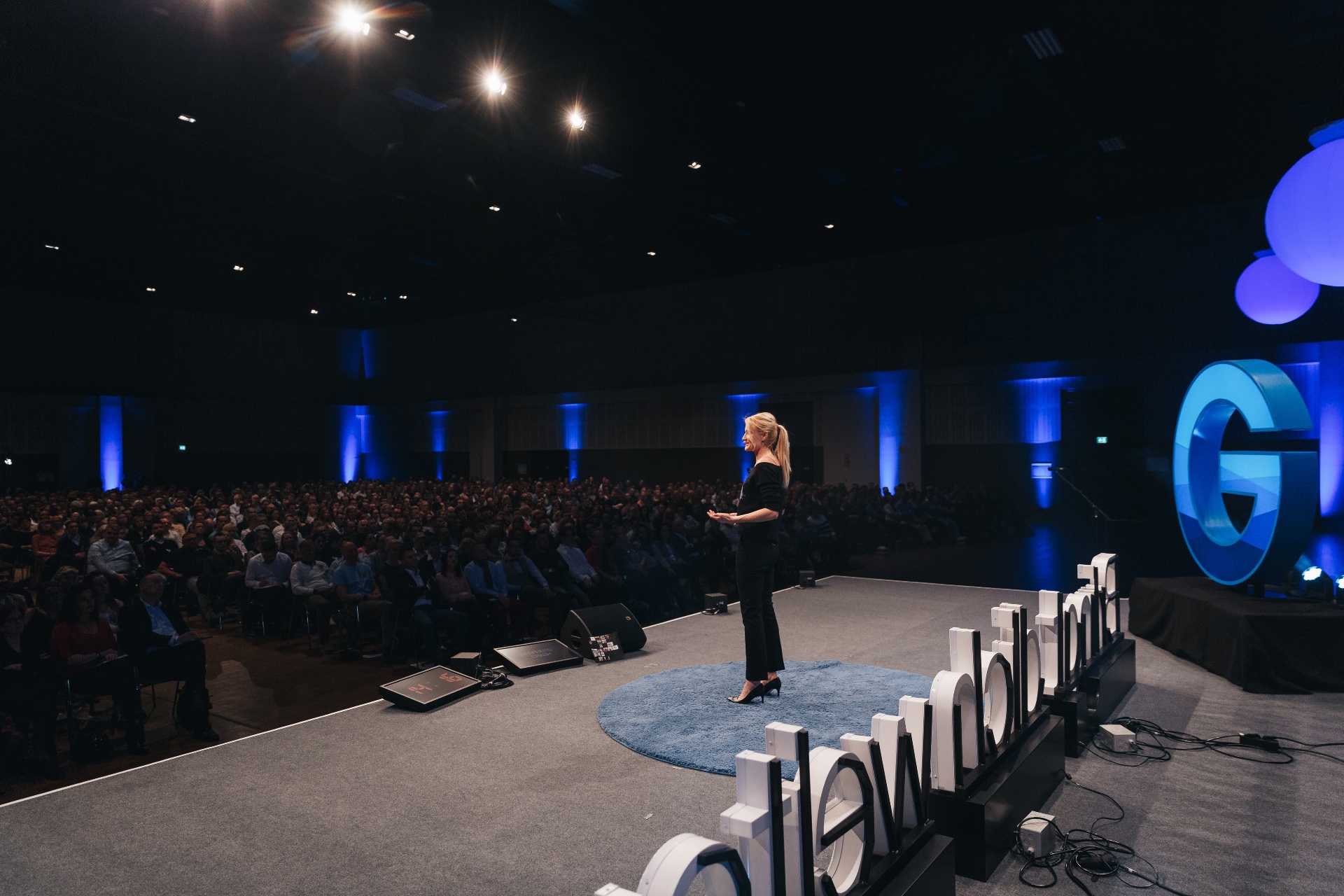 Henriette Hochstein-Frädrich delivering a keynote on social media addiction and the attention economy to a large corporate audience