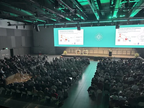 Großer Saal des Fernwärme-Forums 2026 in Bern mit rund 700 Teilnehmenden während der Keynote von Henriette Hochstein-Frädrich